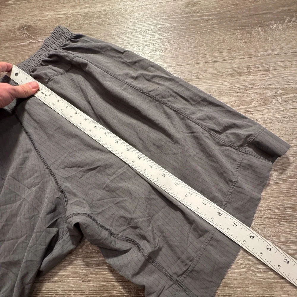 Lululemon Shorts Mens Large Gray Striped Pace Breaker 11 Performance Stretch Gym
